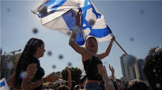 Menschen in Israel feiern die Rückkehr der Geiseln.