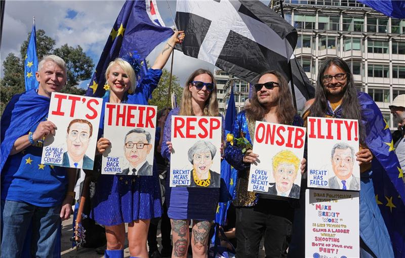 Brexit-Gegner protestieren für britischen EU-Wiederbeitritt Menschen in London fordern die Rückkehr Großbritanniens in die EU.