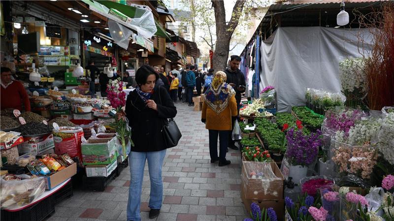 Energielieferungen nach drei Kriegswochen massiv unter Druck Menschen in Teheran erledigen ihre Einkäufe vor dem persischen Neujahrsfest Norus im Schatten des Krieges.