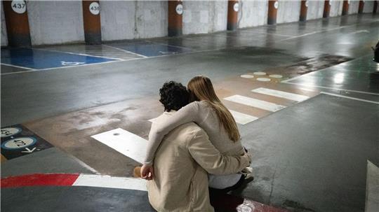 Menschen in Tel Aviv suchen Schutz bei Luftalarm. (Archivbild)