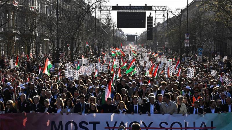 Menschen in riesiger Zahl folgten dem Aufruf von Oppositionsführer Peter Maygar zu einem „Nationalen Marsch für die Systemwende“. 