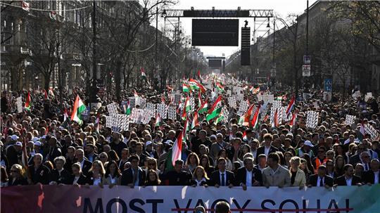 Menschen in riesiger Zahl folgten dem Aufruf von Oppositionsführer Peter Maygar zu einem „Nationalen Marsch für die Systemwende“. 