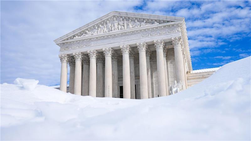 Menschen kämpfen in den USA mit Schneemassen und Kälte.