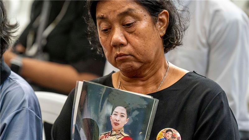 Trauer in Thailand: Beliebte Prinzessin Bha gestorben Menschen kamen am Morgen zum Krankenhaus, um zu trauern.