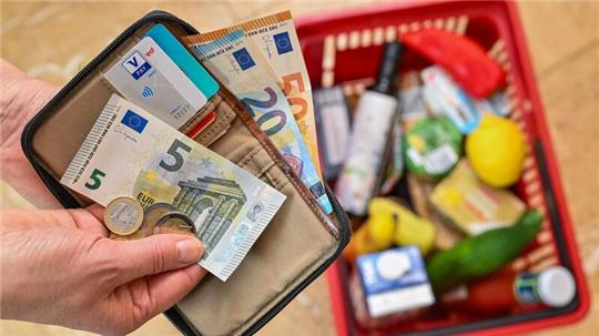 Menschen können sich für einen Euro weniger leisten.