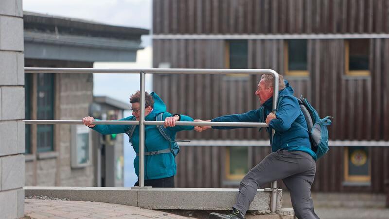 Orkantief trifft Westeuropa: Sieben Tote Menschen können sich kaum auf den Beinen halten: Das Tief hat den Harz erreicht.
