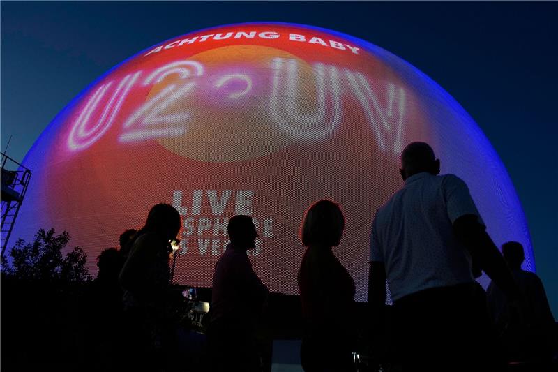 Menschen kommen zur Eröffnungsnacht der neuen, kugelförmige Eventhalle in Las Vegas. U2 wird bis Dezember an 25 Abenden dort auftreten.