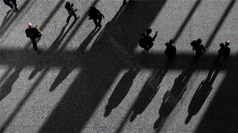 Menschen laufen durch das Las Vegas Convention Center während der Technikmesse CES.