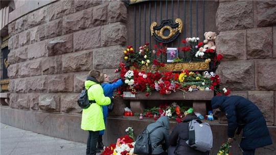 Menschen legen in St. Petersburg Blumen zum Gedenken an die Opfer des Moskauer Terroranschlags nieder.