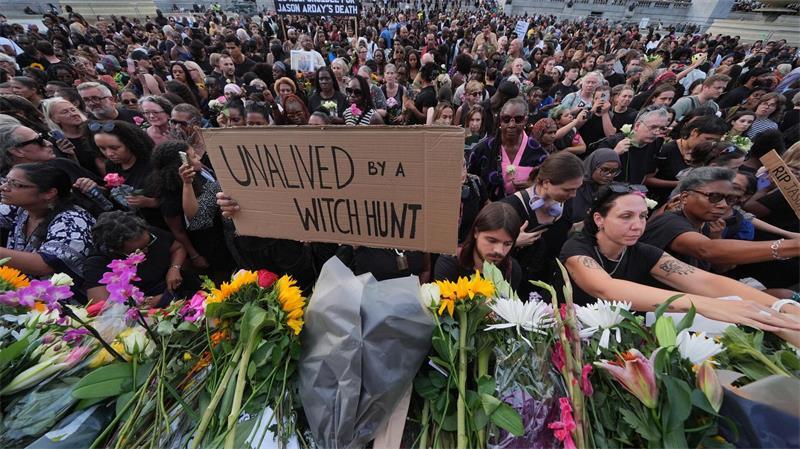 Menschen legten Blumen nieder.