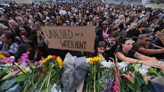 Menschen legten Blumen nieder.