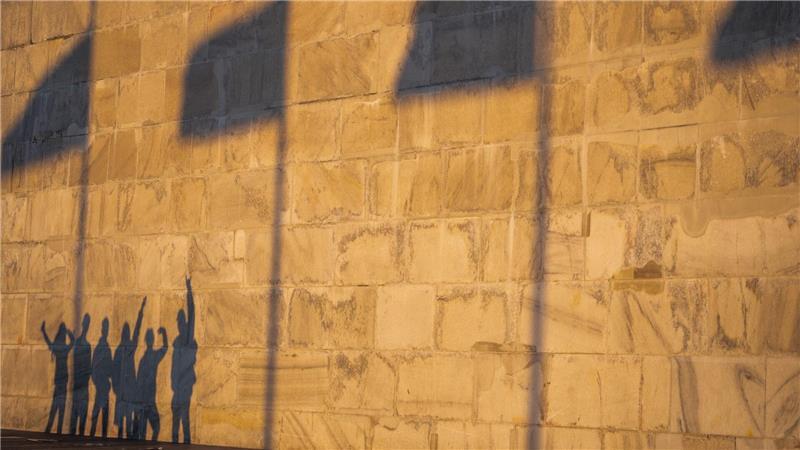 Menschen machen ein Foto in der Nähe des Washington Monuments, in Washington.