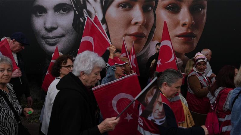 Menschen marschieren zur Unterstützung von Özgür Özel, dem Vorsitzenden der Republikanischen Volkspartei (CHP), der größten Oppositionspartei der Türkei.