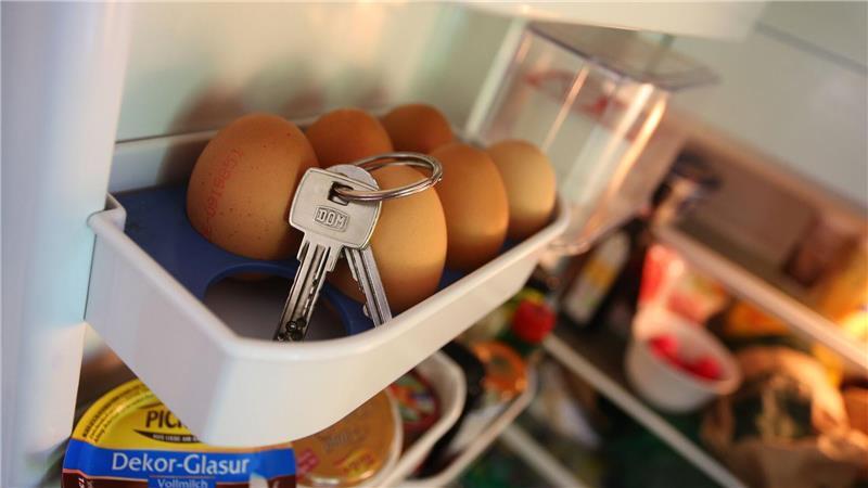 Menschen mit Alzheimer oder einer anderen Demenz legen Gegenstände oft an ungewöhnliche Stellen - weil sie vergessen, wofür sie gut sind. (Illustration)