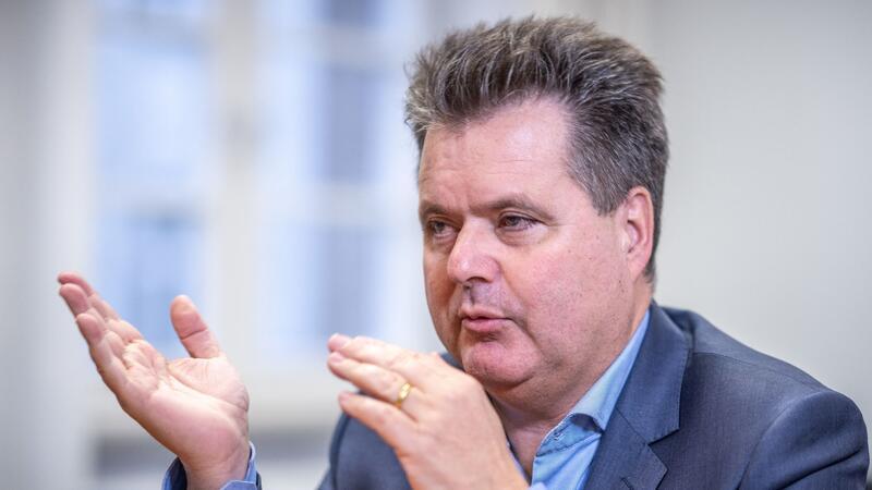 Dusel: Gesundheitssystem ist nicht inklusiv genug „Menschen mit Behinderungen sind im Grunde die Avantgarde einer älter werdenden Gesellschaft, wenn man so will“, sagt Jürgen Dusel.