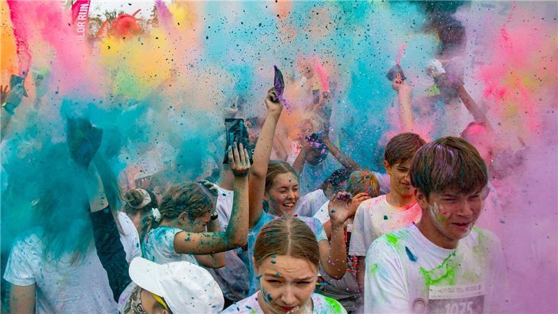 Bilder des Tages Menschen nehmen am Color Run in Jūrmala teil.Der 5 km lange Lauf findet im Kauguri-Park statt, wo die Teilnehmer mit Farbpulver und Schaum beworfen werden.