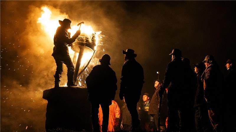 Menschen nehmen am Feuerfest „Burning of the Clavie“ in Burghead in Großbritannien teil.