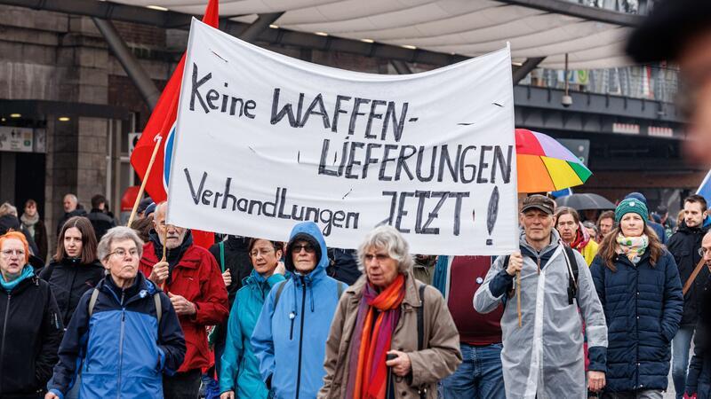 Ostermarsch in Hamburg: Ein Wunsch, viele politische Lager Menschen nehmen am Hamburger Ostermarsch teil.