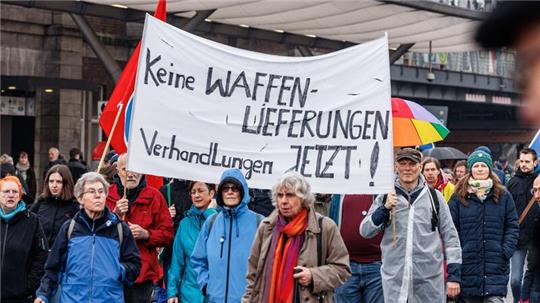 Menschen nehmen am Hamburger Ostermarsch teil.