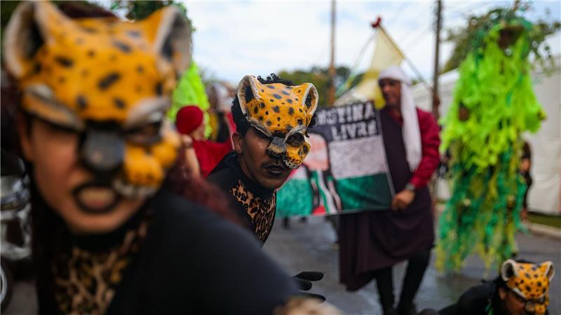 Menschen nehmen am Ufer des Guamá-Flusses in Brasilien an der Eröffnung des People’s Summit, einer Initiative von mehr als tausend sozialen Bewegungen und Basisorganisationen aus der ganzen Welt, die sich für Klimagerechtigkeit einsetzen und die „Untätigkeit der Länder des globalen Nordens“ anprangern, teil.