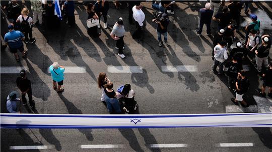 Menschen nehmen an der Beerdigung von Hadar Goldin teil, einem 2014 im Gazastreifen getöteten israelischen Soldaten. 
