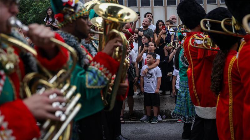 Menschen nehmen an der FelizCidade Weihnachtsparade in Sao Paulo teil.