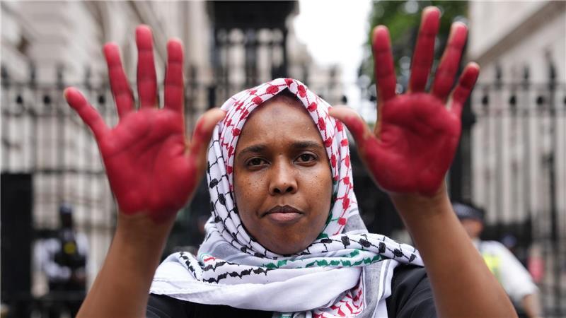 Menschen nehmen an einem Protest vor der Downing Street teil, während der britische Premierminister Starmer hochrangige Minister zu einer dringenden Kabinettssitzung zur Lage im Gazastreifen versammelt.