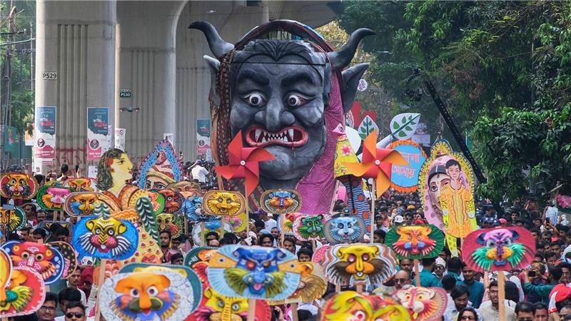 Menschen nehmen in Bangladesch an einer Prozession zur Feier des ersten Tages des Bengalischen Neujahrs teil.