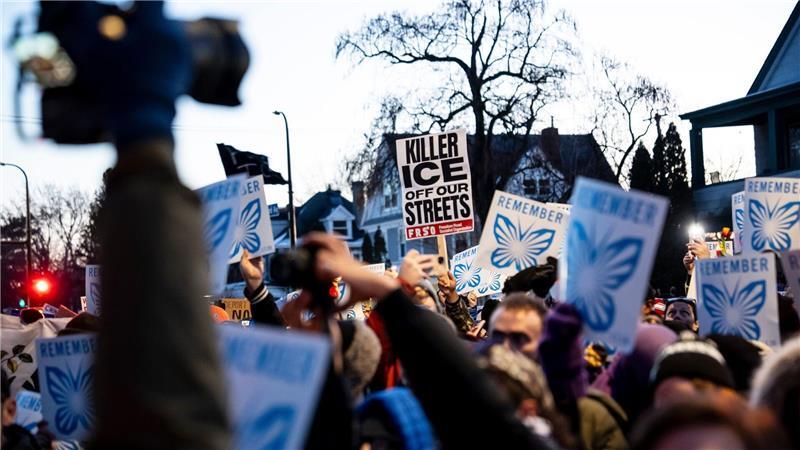 Menschen nehmen in Minneapolis an einem Protest und einer Mahnwache teil, nachdem ein Beamter der Einwanderungs- und Zollbehörde eine Frau erschossen hat.