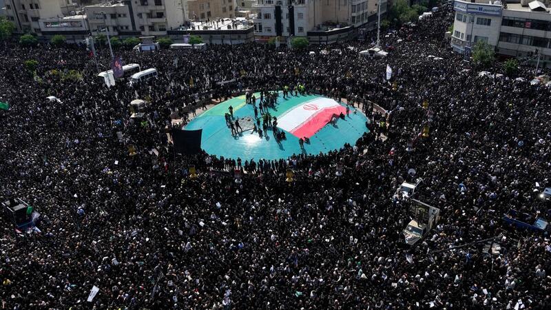 Trauerfeiern für Irans Präsident und Außenminister Menschen nehmen in Teheran an den Trauerfeierlichkeiten für Ebrahim Raisi und seine Begleiter teil.