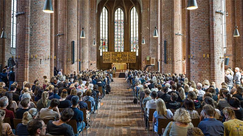 Menschen nehmen in der Marktkirche in Hannover an einer Andacht für die in Stade Getöteten teil.