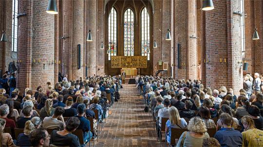 Menschen nehmen in der Marktkirche in Hannover an einer Andacht für die in Stade Getöteten teil.