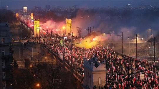 Menschen nehmen in Warschau am Unabhängigkeitsmarsch „Polen ist noch nicht verloren“ teil.