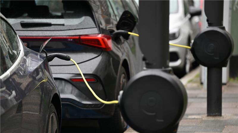 Acht von zehn E-Autofahrern finden Stromer alltagstauglich Menschen ohne E-Auto schätzen deren Nachteile als gravierender ein. (Symbolbild)