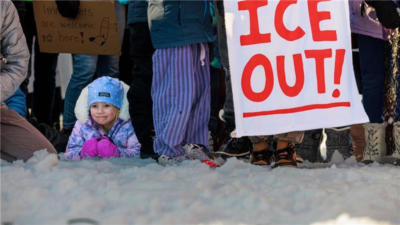 Menschen protestieren gegen die Präsenz der US-Einwanderungsbehörde ICE. 