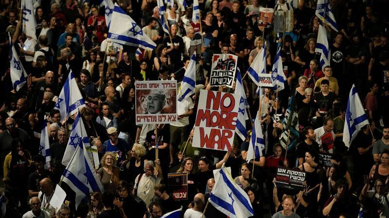 Menschen protestieren gegen die Regierung des israelischen Premierministers Netanjahu und fordern die Freilassung der Geiseln.