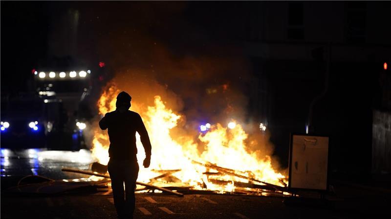 Menschen protestieren in Ballymena in Nordirland wegen des Verdachts der versuchten Vergewaltigung eines Mädchens.