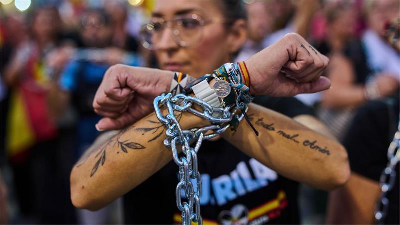 Menschen protestieren in der spanischen Exklave Ceuta gegen den Umgang der spanischen Regierung mit der Grenzkrise. 