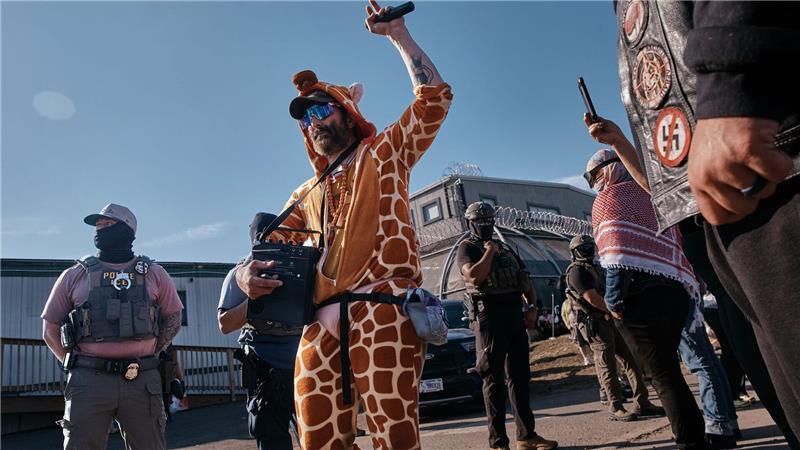 Ärger über US-Abschiebepolitik entlädt sich in New Jersey Menschen protestieren vor dem Abschiebezentrun in Newark im US-Bundestaat New Jersey.