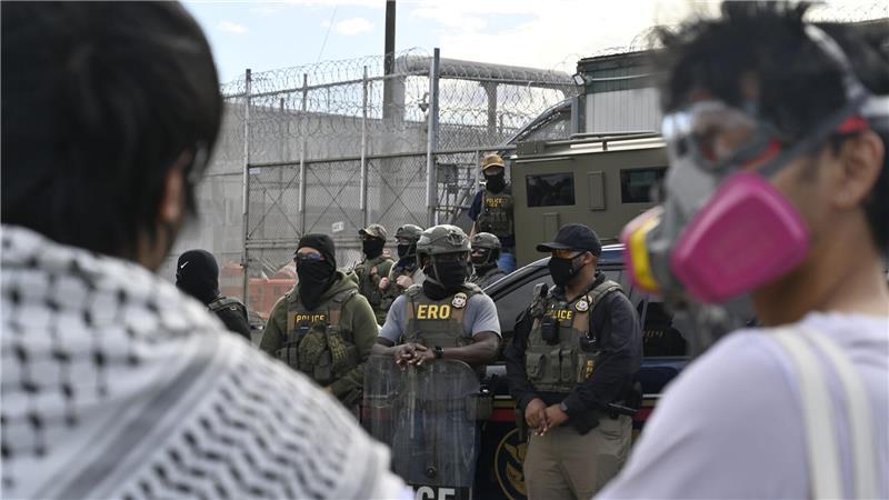Menschen protestieren vor dem Abschiebezentrun in Newark im US-Bundestaat New Jersey.