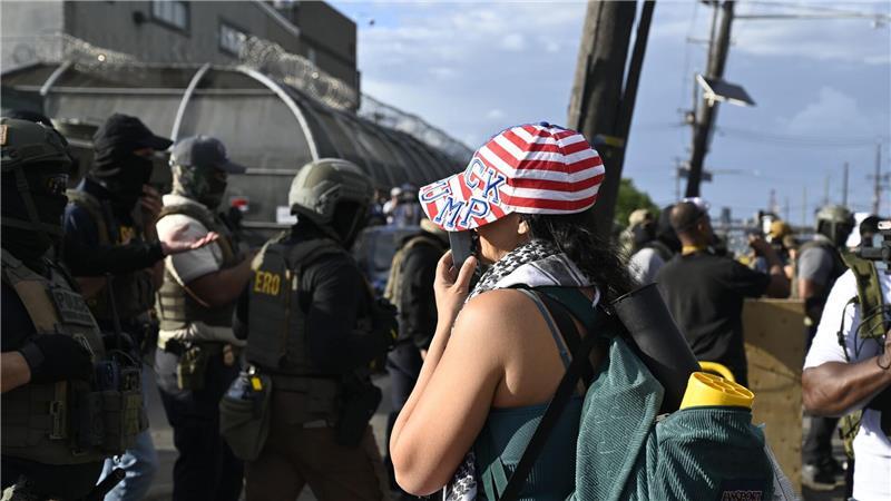 Ärger über US-Abschiebepolitik entlädt sich in New Jersey Menschen protestieren vor dem Abschiebezentrun in Newark im US-Bundestaat New Jersey.
