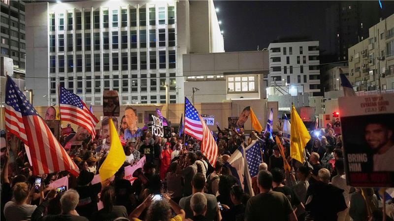 67 Ex-Geiseln fordern Netanjahu zu Geisel-Deal auf Menschen protestieren vor der Außenstelle der US-Botschaft und fordern die Freilassung der von der Hamas im Gazastreifen festgehaltenen Geiseln.
