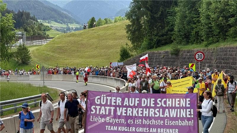 Menschen reisten mit Bahn und Fahrrädern zu dem Protest an.
