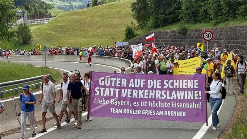Menschen reisten mit Bahn und Fahrrädern zu dem Protest an.