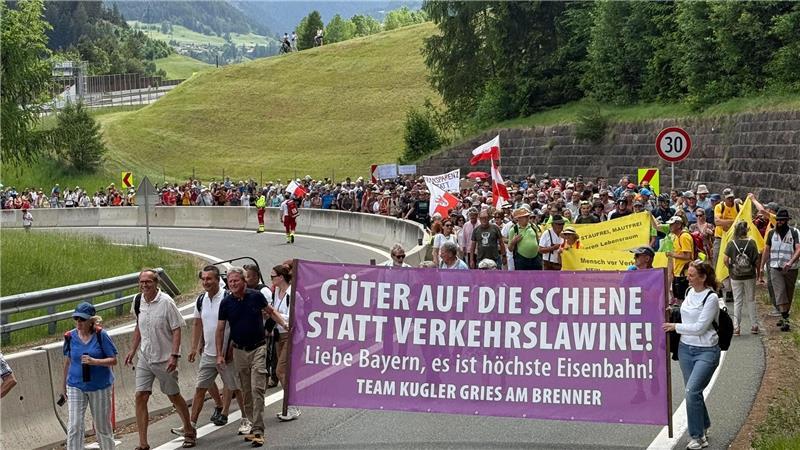 Protest und Sperre ohne Chaos: Ein Ruhetag am Brenner Menschen reisten mit Bahn und Fahrrädern zu dem Protest an.