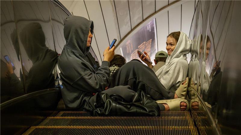 Menschen ruhen sich aus während eines russischen Drohnenangriffs in Kiew, Ukraine, am frühen Dienstag, in einer U-Bahn-Station, die als Bunker genutzt wird.