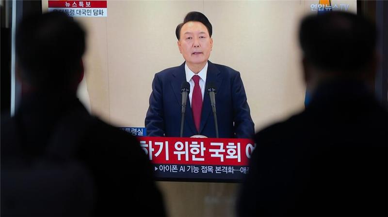Südkoreas Parlament stimmt für Amtsenthebung des Präsidenten Menschen schauen auf einen Fernsehbildschirm, der die im Fernsehen übertragene Ansprache des südkoreanischen Präsidenten Yoon Suk Yeol an einem Busbahnhof zeigt. Ein zweiter Amtsenthebungsantrag gegen Yoon hat die benötigte Zweidrittelmehrheit in der Nationalversammlung erreicht. (Archivbild)