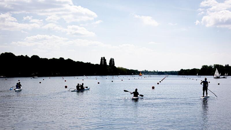 Nur wenige Straftaten am Vatertag Menschen sind am Vatertag bei sonnigem Wetter mit Kanu, Stand-up-Paddle-Board und Booten auf dem Maschsee unterwegs.