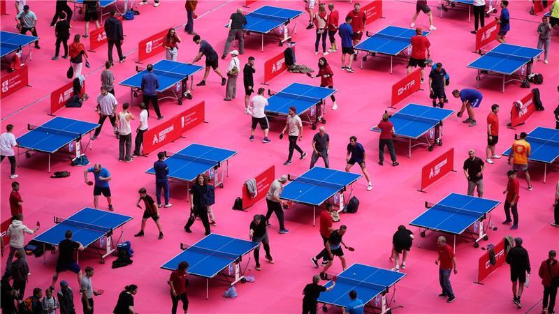 Menschen spielen Tischtennis auf dem Spielfeld des Luschniki-Stadions in Moskau während des Tischtennisfestivals.