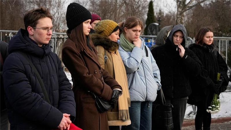 Nawalnys Todestag: Hunderte legen Blumen am Grab nieder Menschen stehen am Grab des russischen Oppositionsführers Alexej Nawalny auf dem Borisowskoje-Friedhof in Moskau, ein Jahr nach dessen Tod.